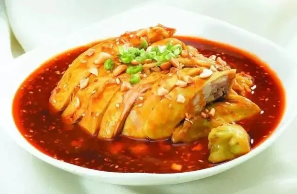 口水鸡制作方法：鸡肉蔬菜黄豆，秘制调料，口感紧致营养高