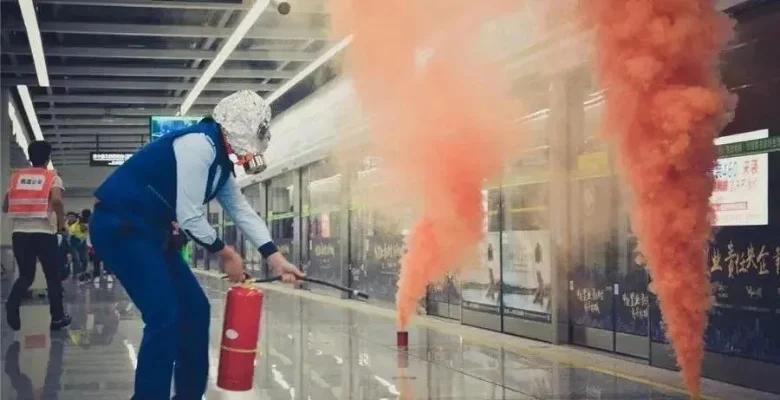 地铁逃生技巧：高效攀爬策略与注意事项